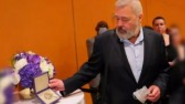 Нобелов лауреат продаде медала си на търг