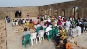 Християни се събират в опожарена църква в Нигерия
